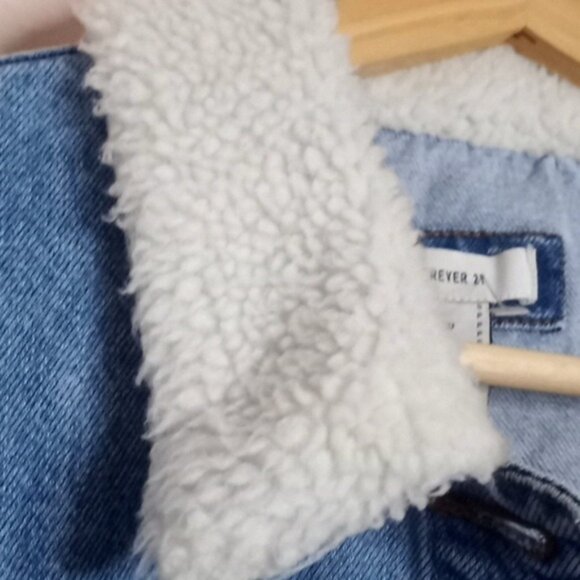 Cropped Denim Jacket with Sherpa Collar - Picture 4 of 6